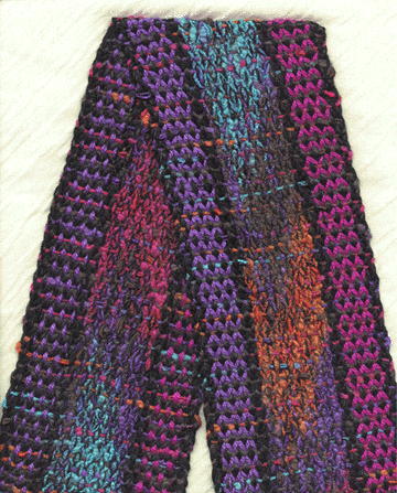 [Gauze weave scarf with space-dyed warps]